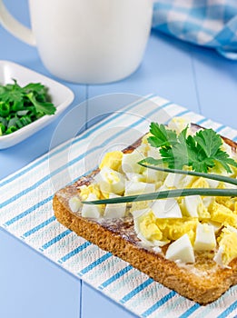 Sandwich with chopped eggs and verdure