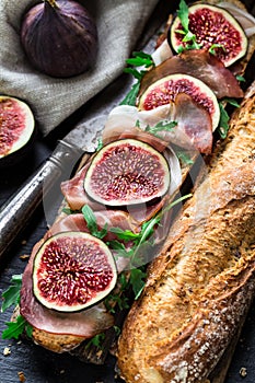 Sandwich with figs and prosciutto