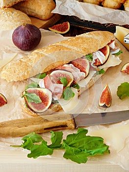 Sandwich with hamon, figs, arugula and Parmesan cheese.