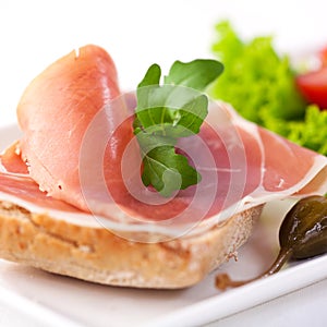 Sandwich with prosciutto and rocket