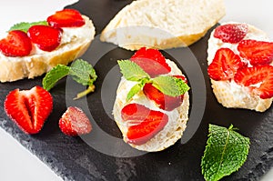 Sandwich with strawberries, soft cheese, mint and honey