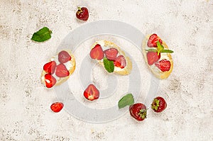 Sandwich with strawberries, soft cheese, mint and honey