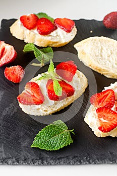 Sandwich with strawberries, soft cheese, mint and honey