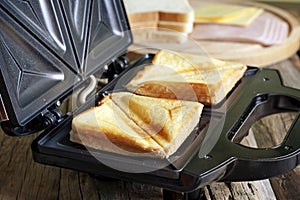 Sandwich toaster with toast