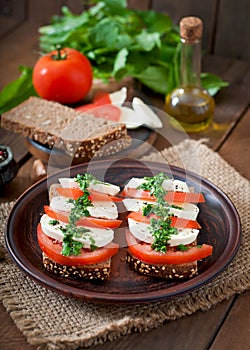 Sandwiches with mozzarella, tomatoes and rye bread