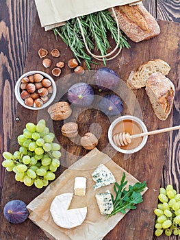 Sandwiches with ricotta, fresh figs, prosciutto, rosemary and bl