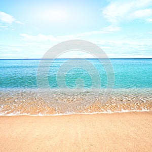 Arenoso Playa paz Agua contra azul el cielo 