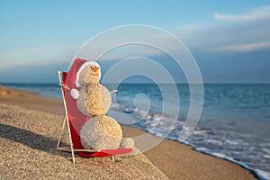 Piesočnatý snehuliak opaľovanie v pláž hala. dovolenka 