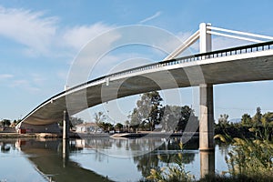 Nuevo puente a través de un rio, Cataluna 
