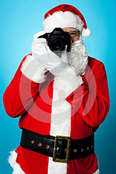 Santa Claus turns into a pro photographer