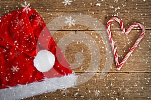 Santa 'hat on wooden background and sweet heart