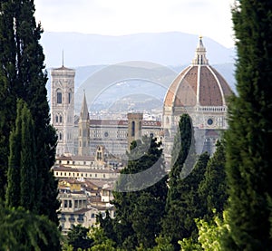Santa Maria del Fiore Firenze panorama Monti cupola architetto Brunelleschi storia marmo colorato photo