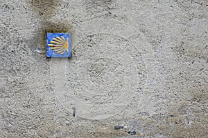 Santiago's way sign on a grey concrete wall