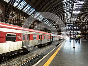 Moving inside the Luz Station, trains and passengers at the boarding and landing platforms