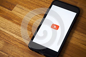 Smartphone with youtube application apen.