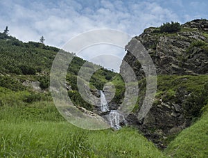 Sarafiový vodopád v krásnej letnej horskej krajine pri Žiarskej chate v Žiarskej doline v