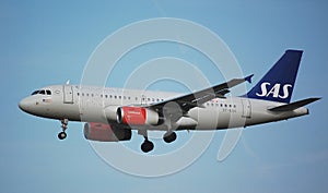 SAS Airbus 319 lands