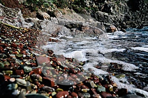 Sassi colorati sulla riva del mare photo