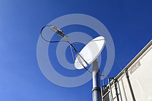 Satellite communication antenna