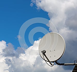 Satellite dish antenna