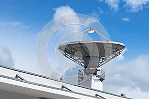 Satellite parabolic antenna for telecommunications