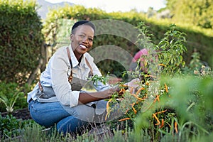 Spokojený žena pracovní na zeleninový zahrada 
