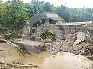 Saturday night floods in the village of Wailolong, Lembata Regency, caused the Wailolong River to overflow and the bridge broke