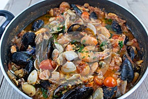 Sauce with molluscs and sea crustaceans for spaghetti or pasta