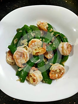 Sauted garlic shrimps with field pea