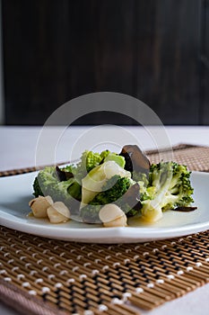 SautÃ©ed broccoli with scallop and black fungus