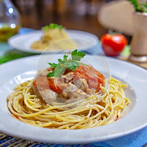 Savory Sensation: Experience a savory sensation with restaurant-quality spaghetti, meat, and a flavorful tomato-garlic