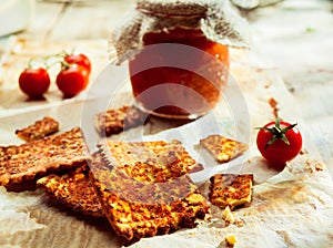 Savoury Italian crackers with preserve