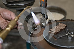 The saw blades are assembled on slabs steel.