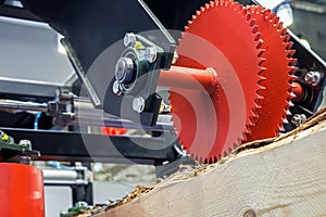 Sawmill feeding flanges in woodworking machine