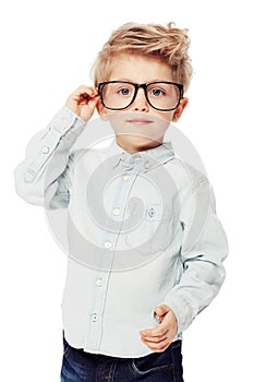 Říci co. sladký malý chlapec nošení brýle dojemný jeho ucho 
