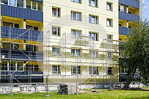 Scaffolding for installation of the thermal insulation of the facade