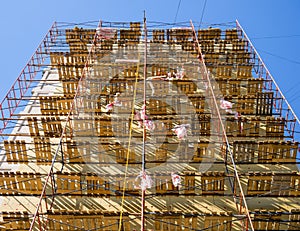 Scaffolding mounted at the end wall of the building for its insulation
