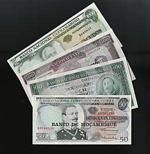 Cuatro billetes de 50 100 500 a 1000 Banco de 