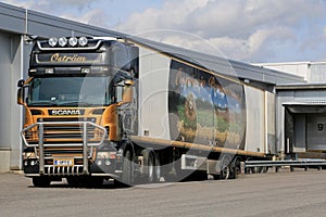 Scania R500 V8 Semi Trailer Truck Transports Food