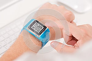 Scanning quick response code with smart watch