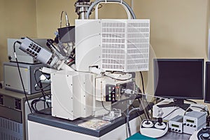 Scanning scanning electron microscope with an ion beam gun and e