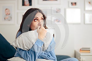 Miedo una mujer todo lo abarca almohada en su malo sobre el 