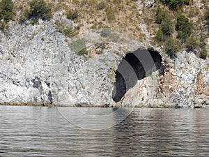 Scario - Cave behind the beach of the seagulls