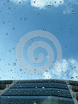 Scattered raindrops on the sunroof of a vehicle