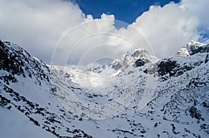 Scenéria vysokých hôr so snehom a atmosférou oblačnosti