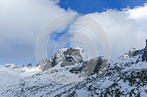 Scenéria vysokých hôr so snehom a atmosférou oblačnosti