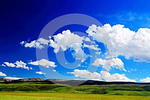 The scenery on the road to Qinghai Tibet Plateau