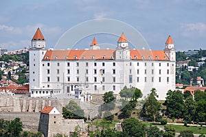 Malebný Bratislavský hrad proti panorámu mesta na Slovensku