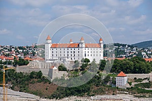 Malebný Bratislavský hrad proti panorámu mesta na Slovensku