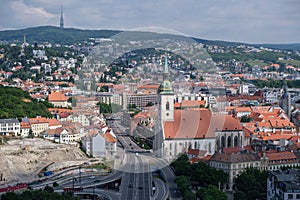 Malebný Bratislavský hrad proti panorámu mesta na Slovensku